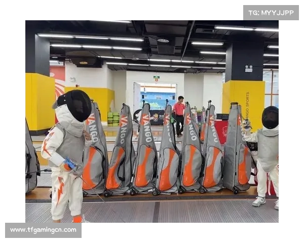 香港击剑表演赛融合灯光秀与故宫琉璃瓦 打造电子剑道新视觉体验 香港击剑表演赛融合灯光秀与故宫琉璃瓦 打造电子剑道新视觉体验