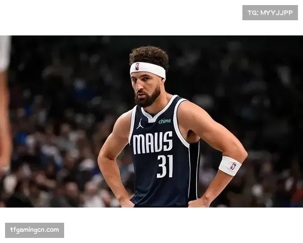 克莱女友亮相独行侠主场看台引热议 球迷纷纷讨论关注焦点